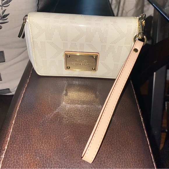 Michael kors zip wallet, wristlet. White shiney monogram leather gold hardware - Picture 10 of 10